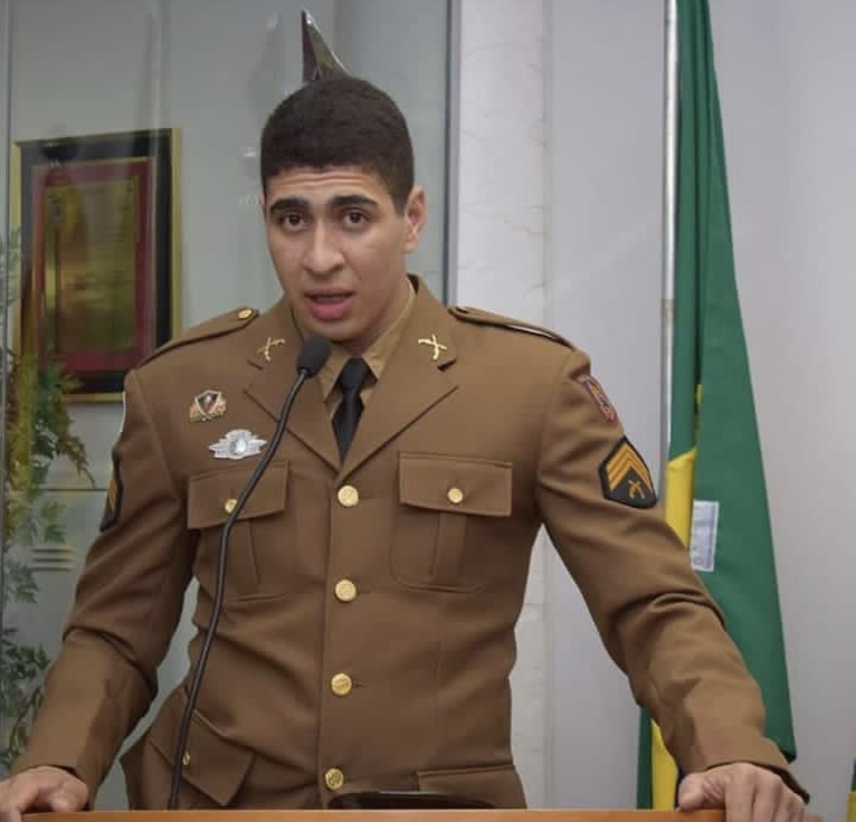 Igor Diniz in dress uniform addressing an audience